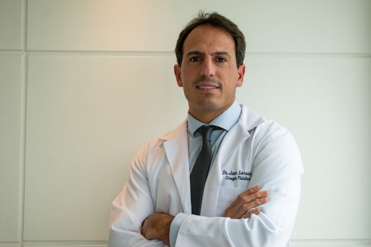 Retrato del Dr. Juan Larsson, cirujano plástico y estético en Córdoba